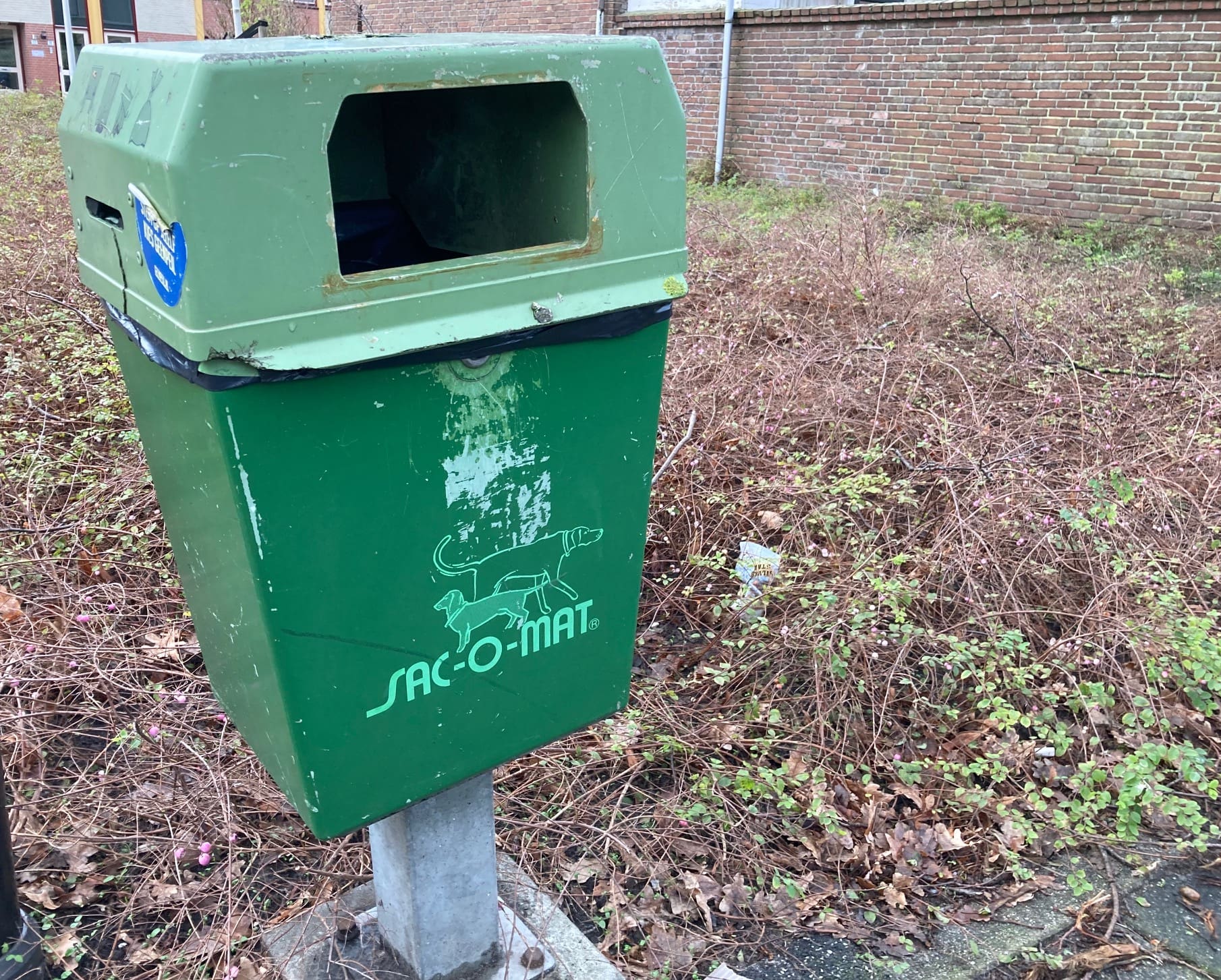 Vragen over ontbrekende poepzakjes en weggehaalde afvalbakken