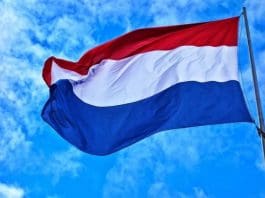 Lisse krijgt twee vlaggen in raadszaal
