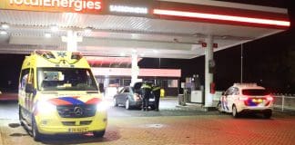 De automobilist parkeerde zijn auto bij het tankstation in Sassenheim.