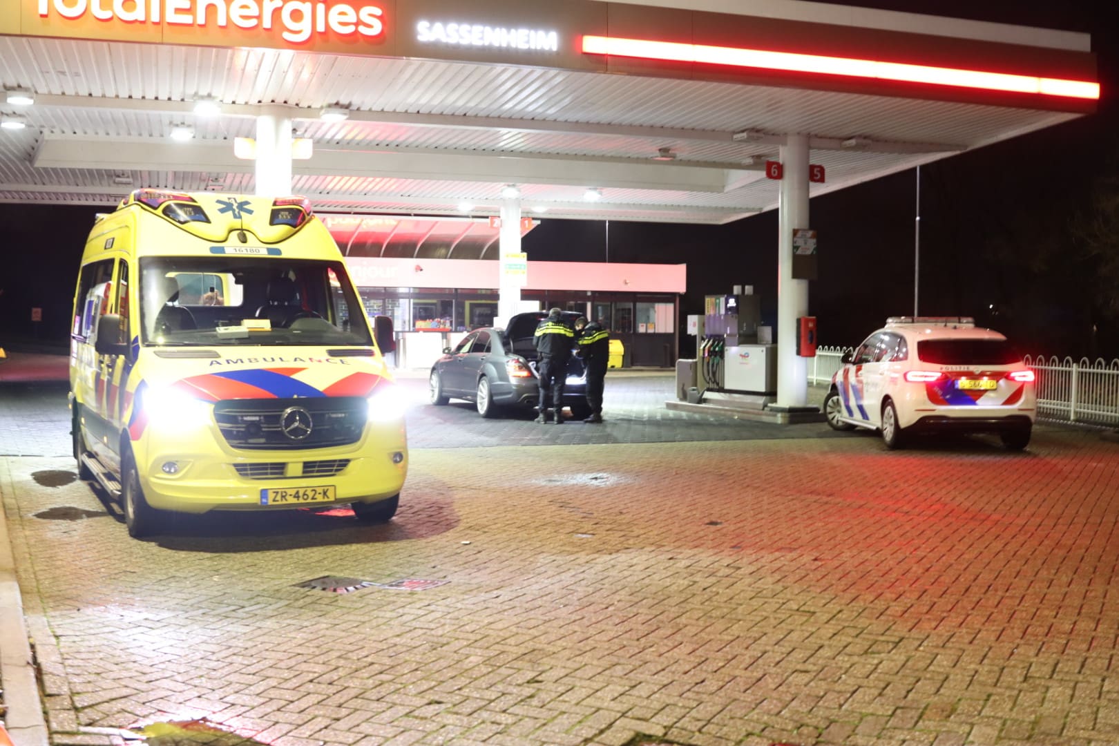 De automobilist parkeerde zijn auto bij het tankstation in Sassenheim.