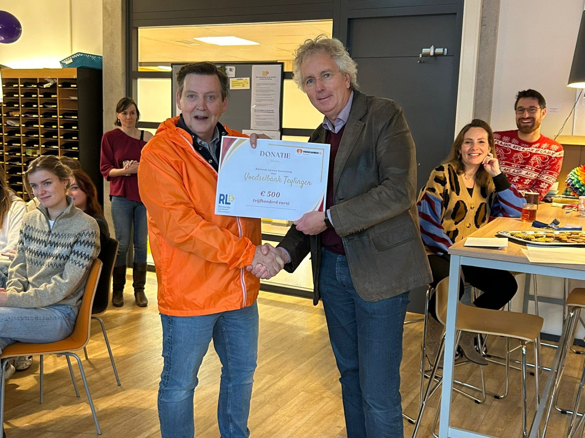121824Cheque Voedselbank van RLS