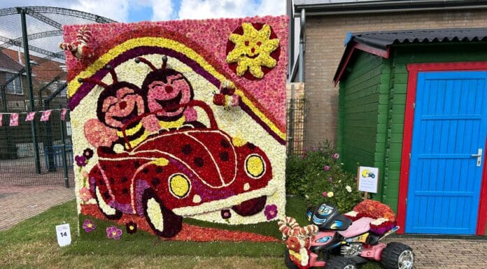 Eerste Dahliacorso van de Bollenstreek rijdt door Hillegom
