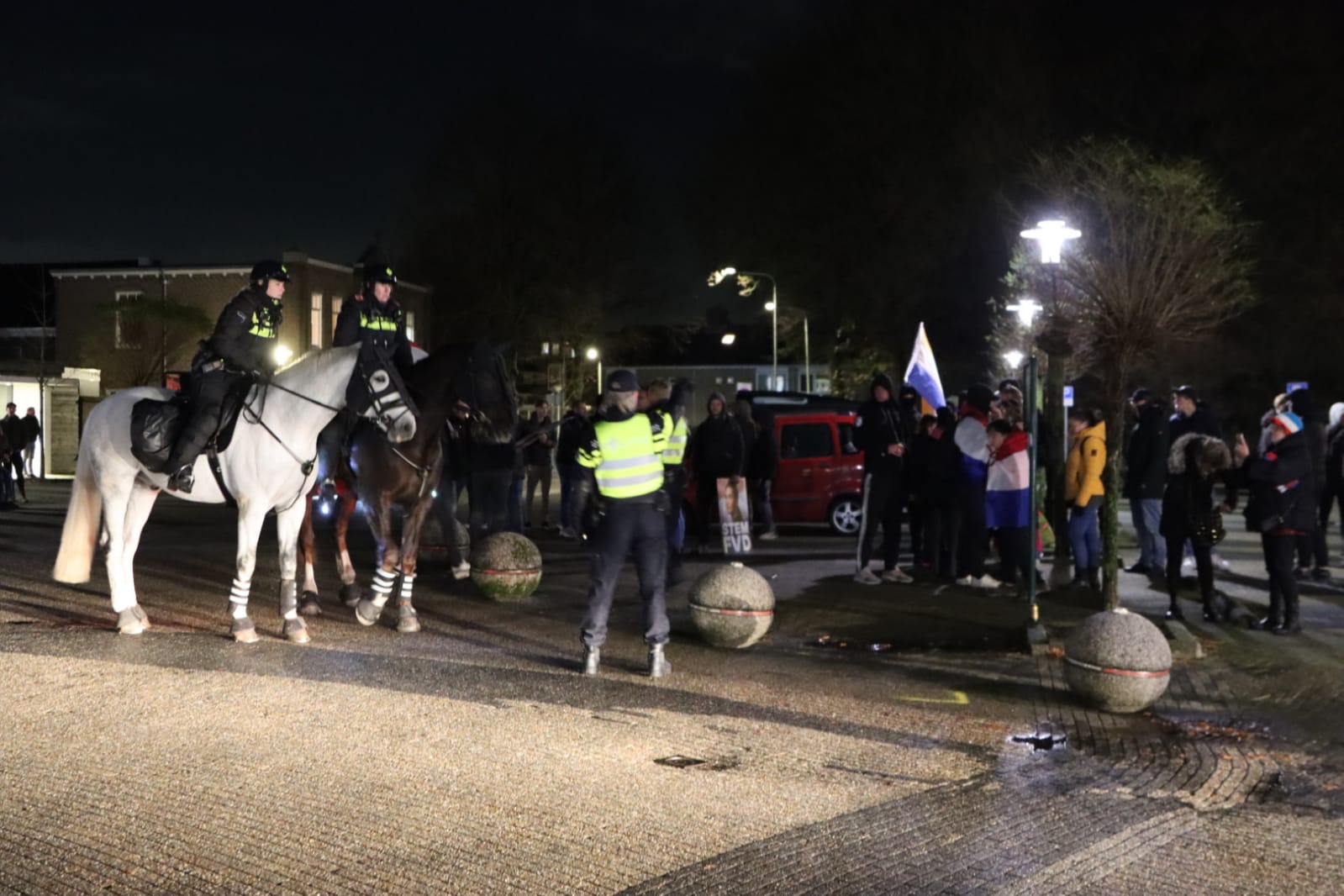 Protest bij politieke bespreking over AZC in Lisse