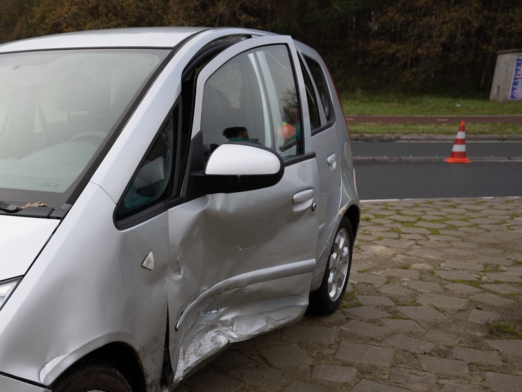 Veel schade na ongeval op rotonde in Noordwijkerhout