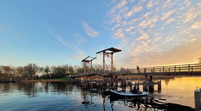 Agenten durven niet over Koudenhoornbrug; kok schiet te hulp met golfkarretje