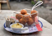 Ontmoeting inwoners en politiek tijdens Eerste van de Maand Borrel in Noordwijk