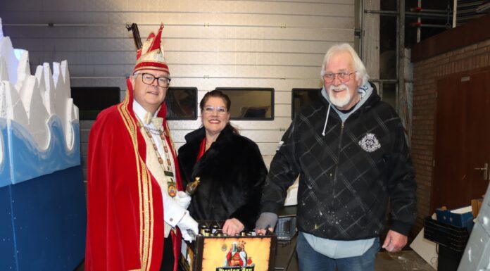 Prinsenpaar Keiebijters bezoekt bouwers carnavalswagen