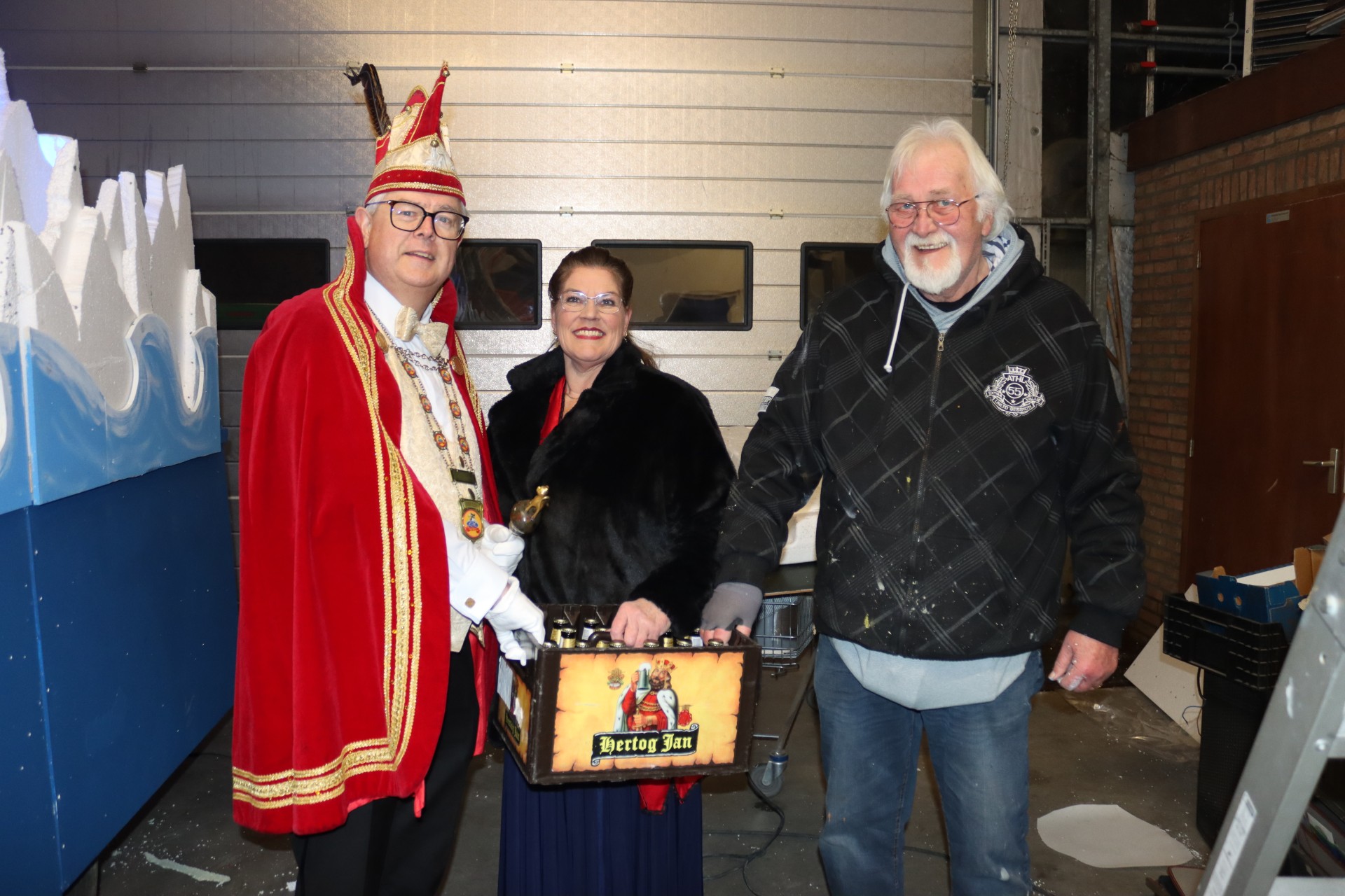 Prinsenpaar Keiebijters bezoekt bouwers carnavalswagen