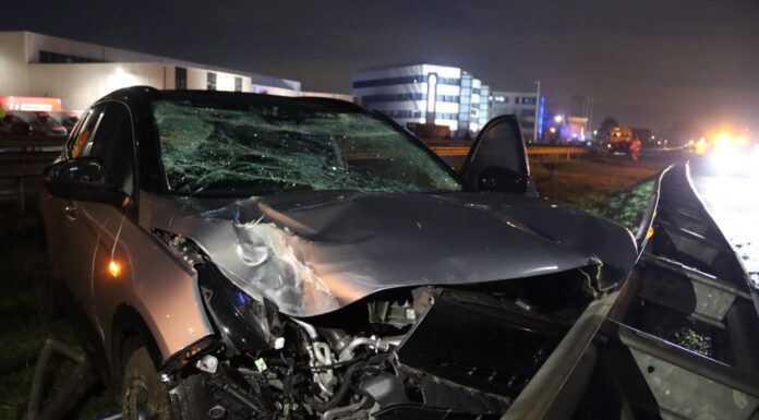 Crash op A44 Sassenheim, auto schiet ruim 55 meter door