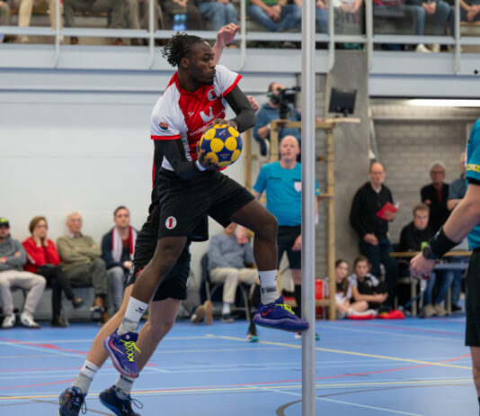 TOP knokt zich terug in topper en blijft op koers voor kampioenschap