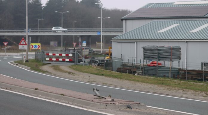 Automobilist ramt verkeerspaal en rijdt door