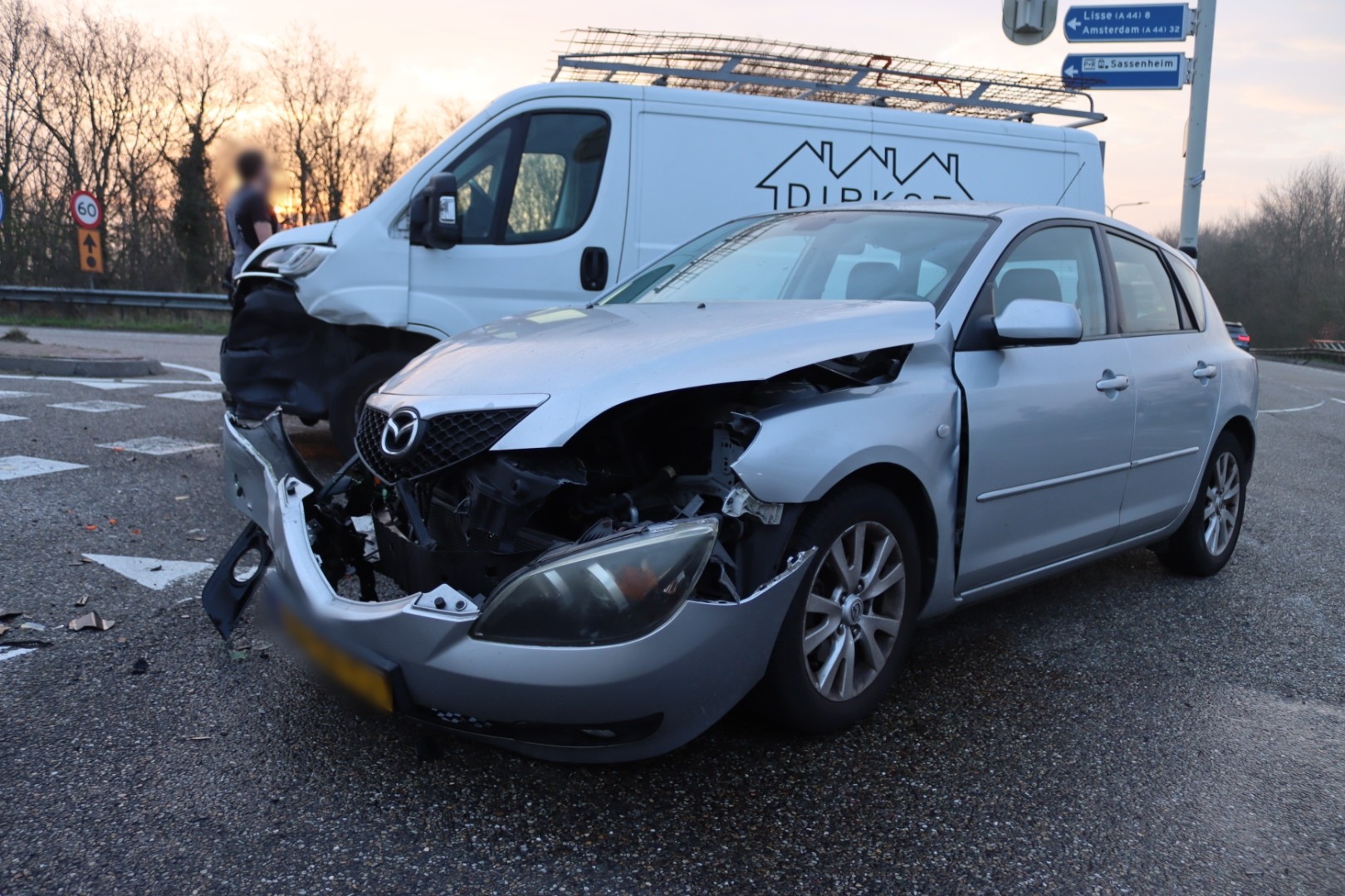 Auto total loss na aanrijding op kruispunt Sassenheim