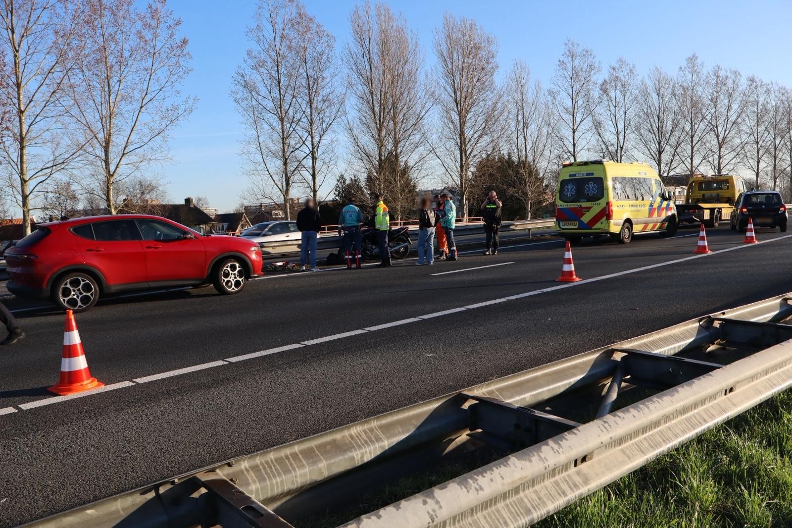 Lange files op A44 na ongeval tussen auto en motor bij Sassenheim