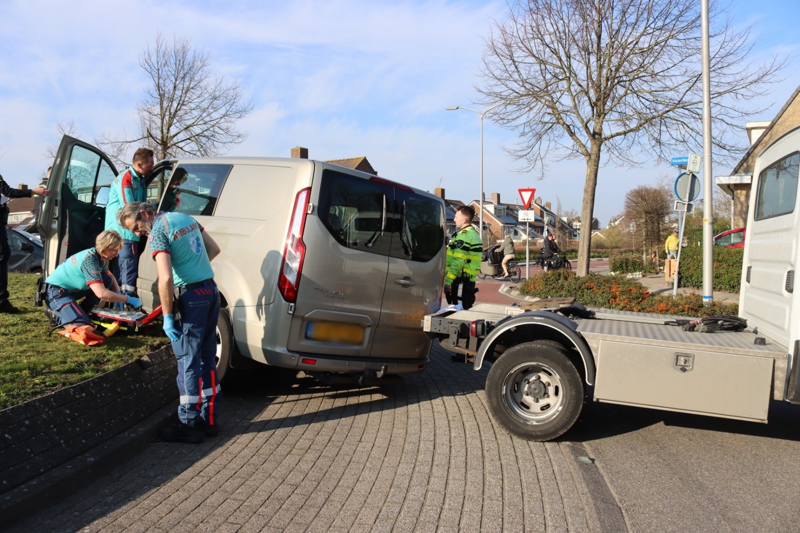Invalide man naar ziekenhuis na ongeluk op rotonde Noordwijkerhout