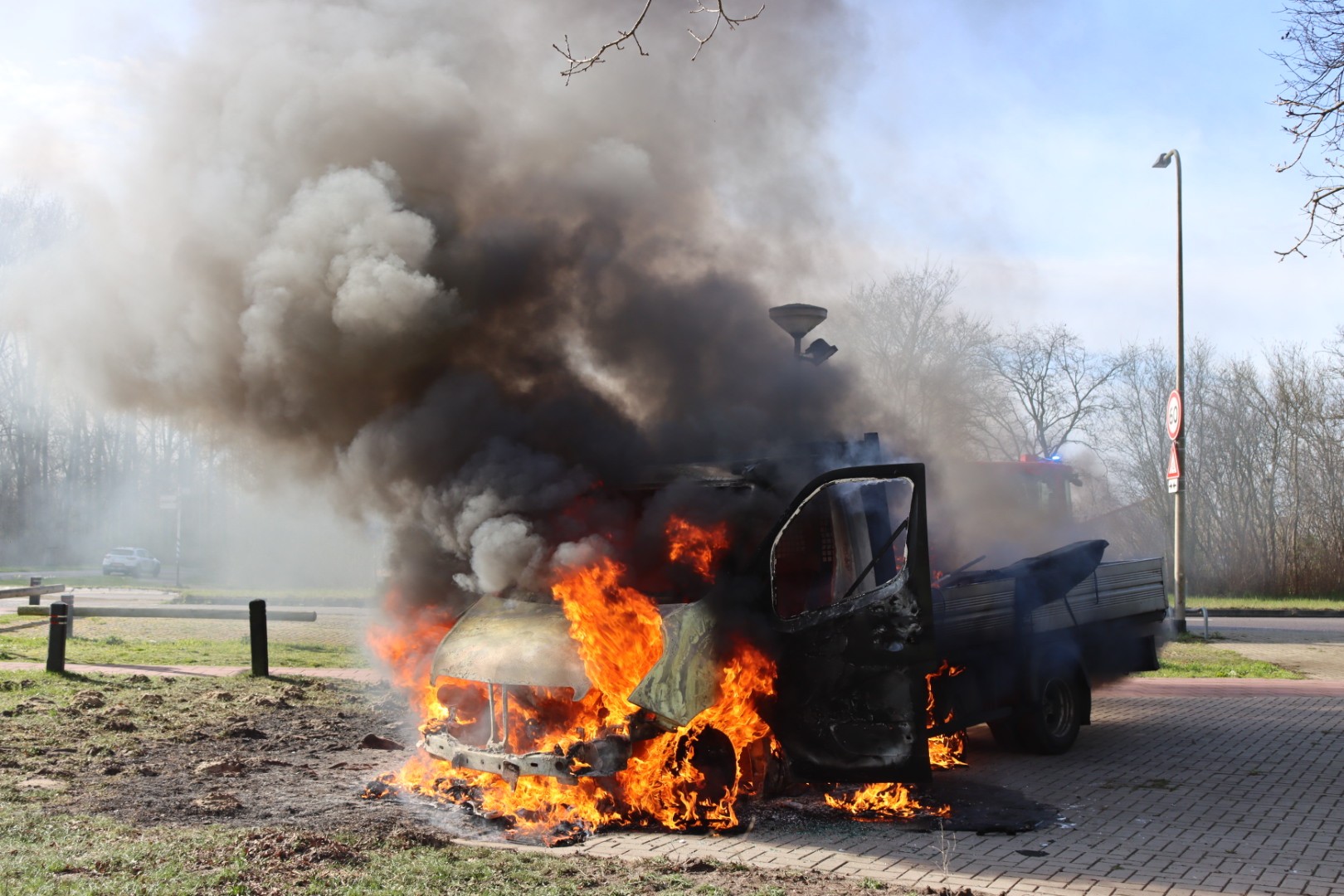 Veel zwarte rook door voertuigbrand in Noordwijkerhout