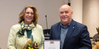 Lovende woorden, strijdbaarheid en emoties bij afscheid Teylingse raadsleden