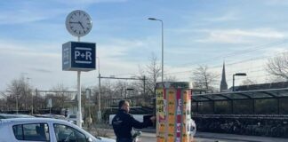 Lijsttrekker in Teylingen betrapt: eigen posters over die van andere partijen heen plakken