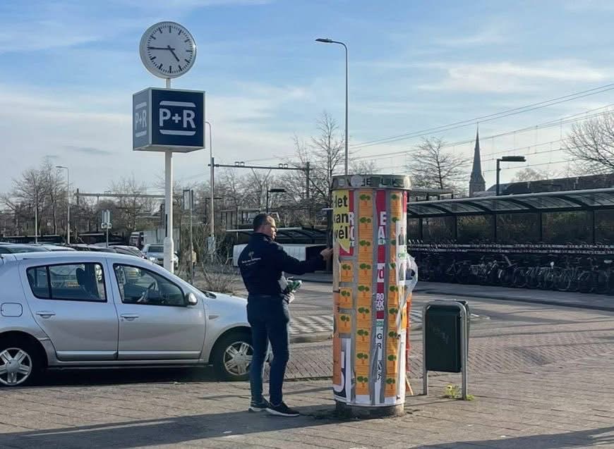 Lijstrekker in Teylingen betrapt: eigen posters over die van andere partijen heen plakken