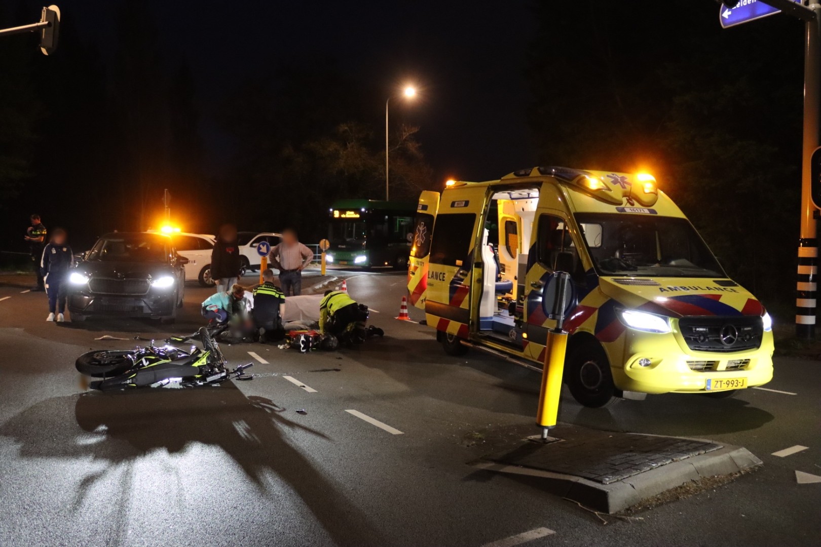 Meisje op schakelbrommer gewond na botsing in Warmond; veel vertraging voor verkeer
