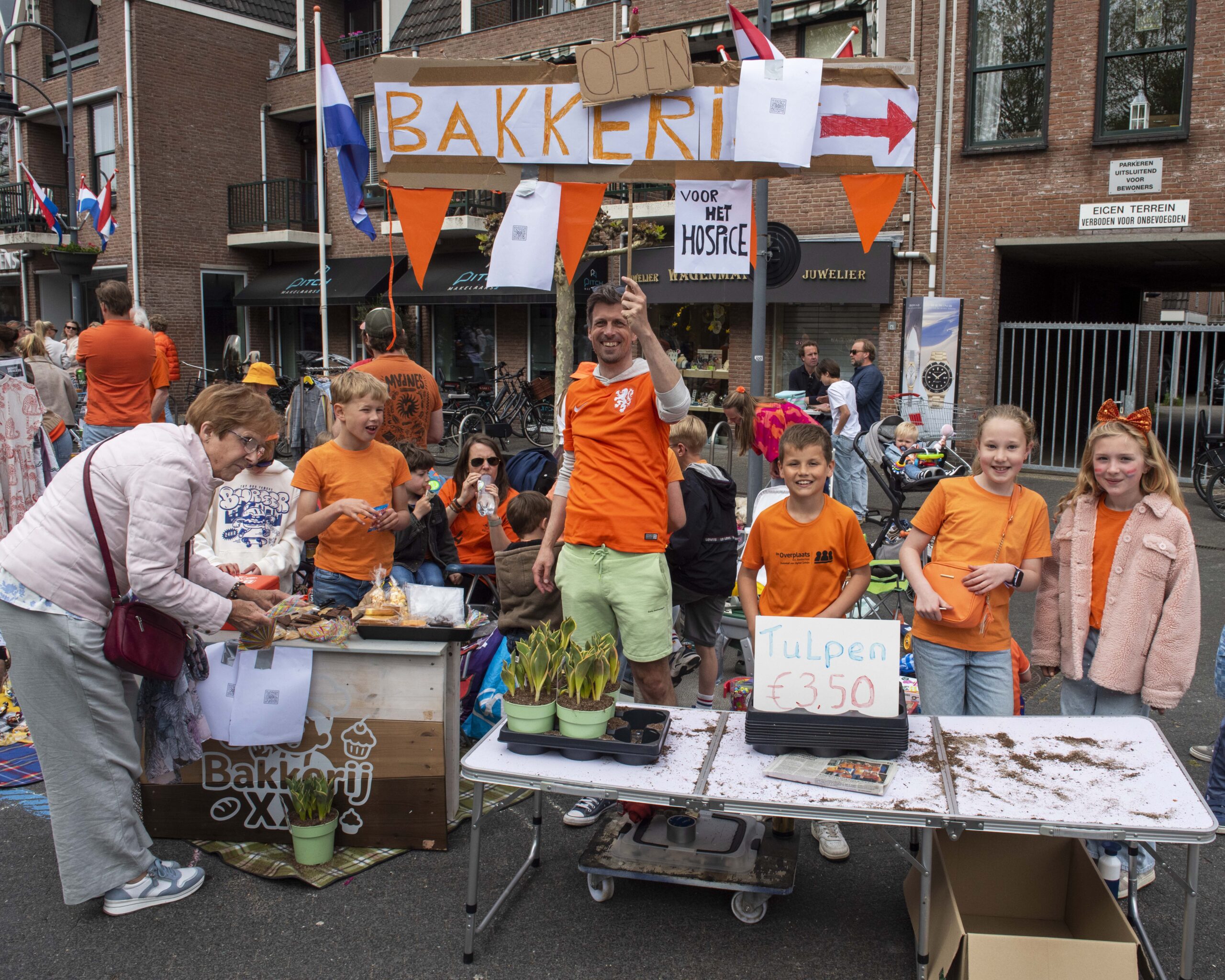Kinderen halen 1000 euro op voor hospice nadat moeder overlijdt, Oranjevereniging verdubbelt bedrag