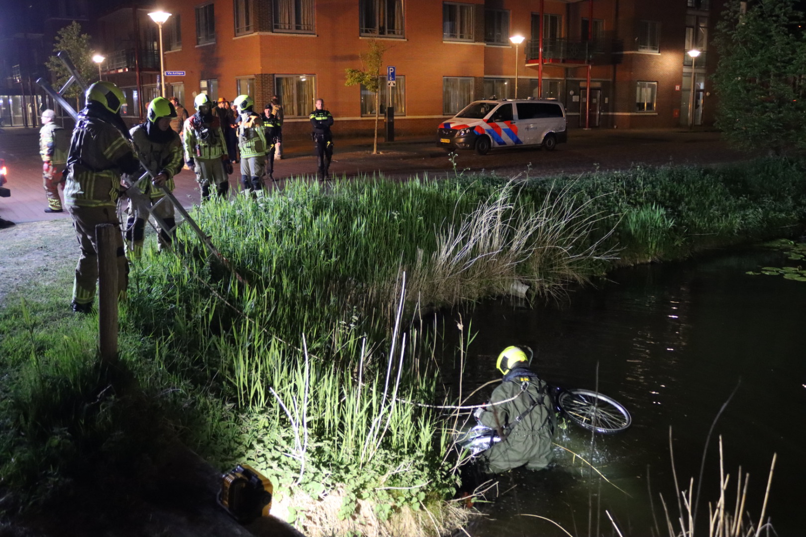 Hulpdiensten rukken massaal uit na fiets in water Noordwijkerhout