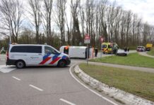 Busje gekanteld na botsing bij Ruigenhoek