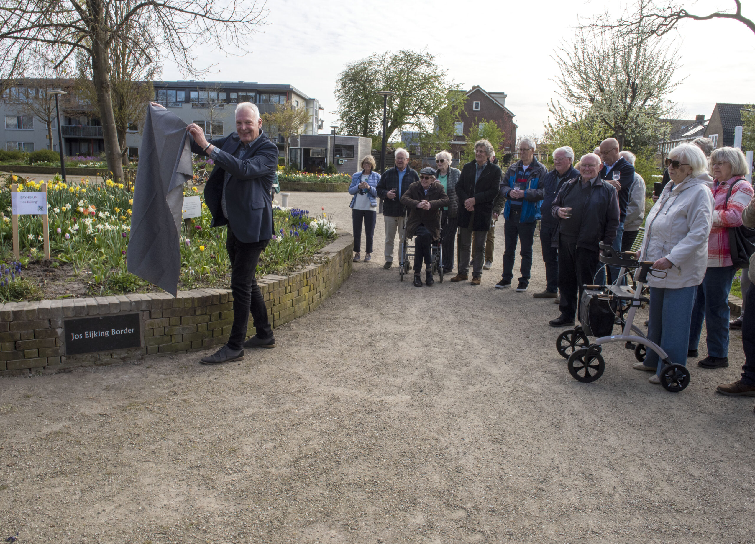 Gedenkplaat voor Jos Eijking onthuld in Julianapark Hillegom