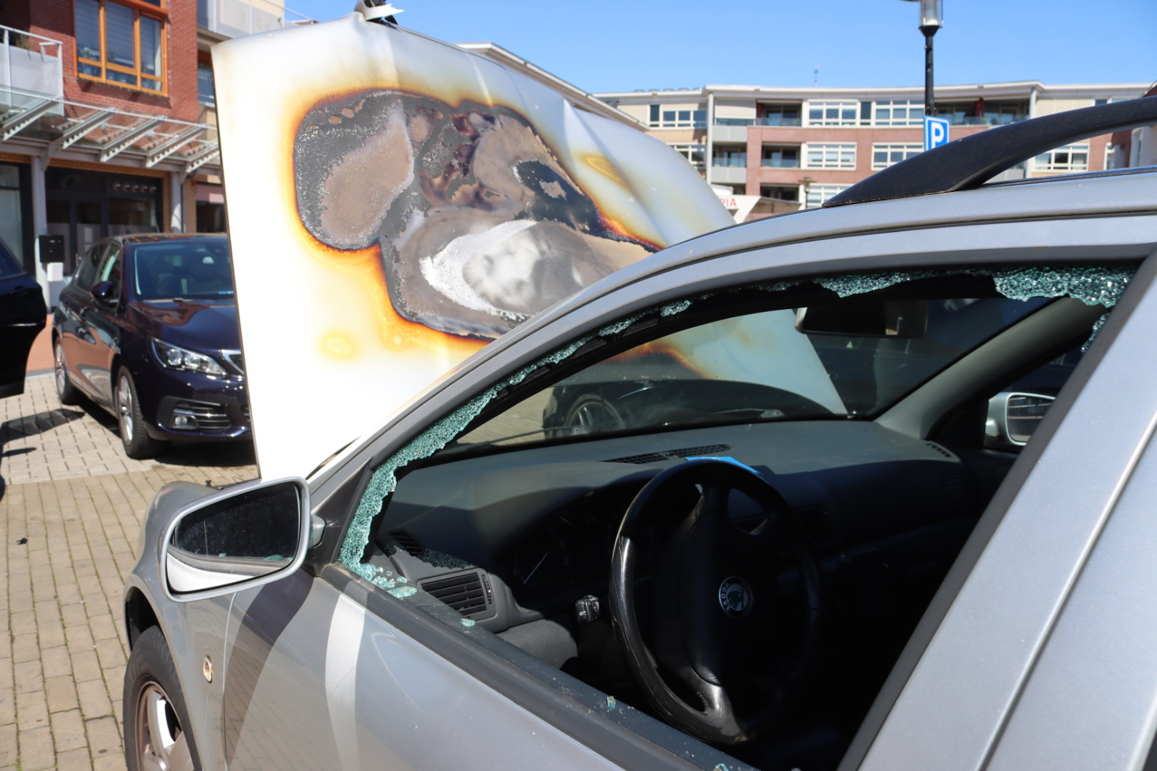 Auto vliegt in brand op Henri Dunantplein Hillegom