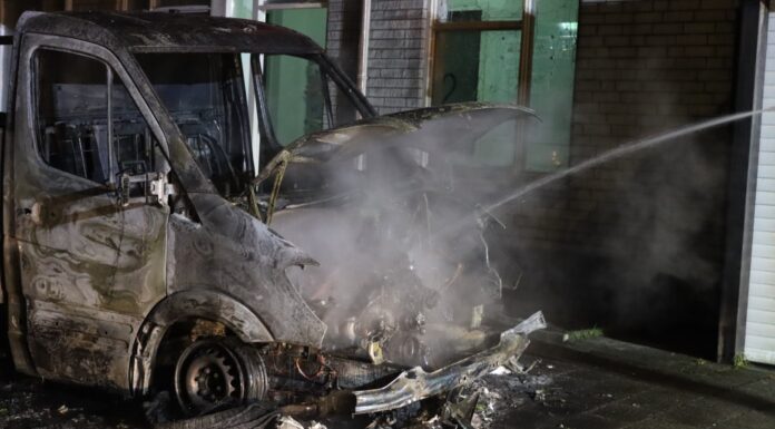 Tandarts blust twee keer bij brand in kleine vrachtauto in Hillegom
