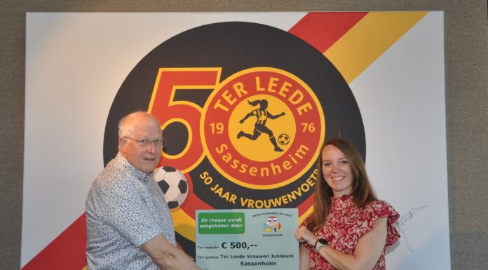 Cheque van Op Dreef voor vrouwen Ter Leede Sassenheim