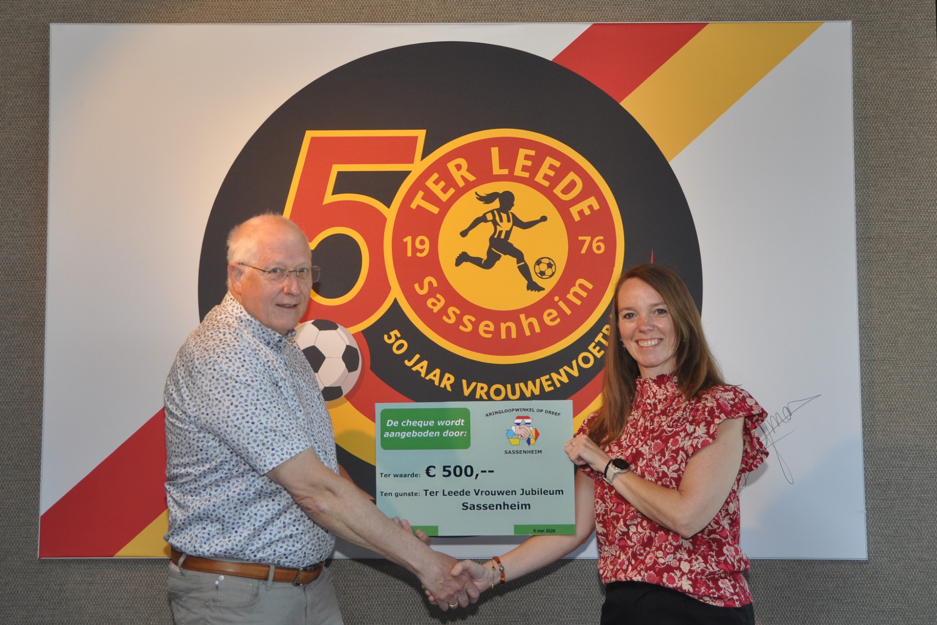 Cheque van Op Dreef voor vrouwen Ter Leede Sassenheim