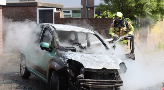 Autobrand in Vinkeveld Noordwijk veroorzaakt veel rook