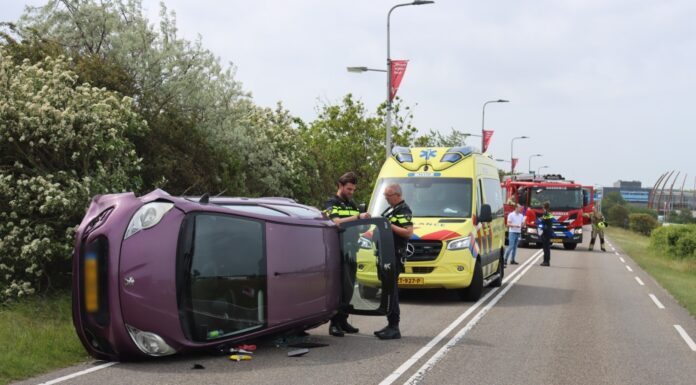 Gooweg Noordwijkerhout afgesloten vanwege auto op zijkant