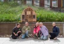 Kinderraad plaatst insectenhotel bij Groot Hoogwaak