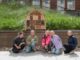Kinderraad plaatst insectenhotel bij Groot Hoogwaak
