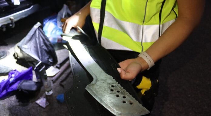 Groot mes en inbrekerswerktuigen gevonden bij verkeerscontrole in Sassenheim