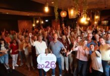 Willem Heemskerk draagt voorzitterschap Bloemencorso over aan Arie van Erk