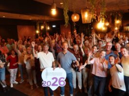 Willem Heemskerk draagt voorzitterschap Bloemencorso over aan Arie van Erk
