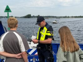 Politieschippers controleren op veilig varen in wateren Bollenstreek