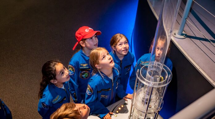 Winnaars astronautentraining op VIP-bezoek bij Space Expo