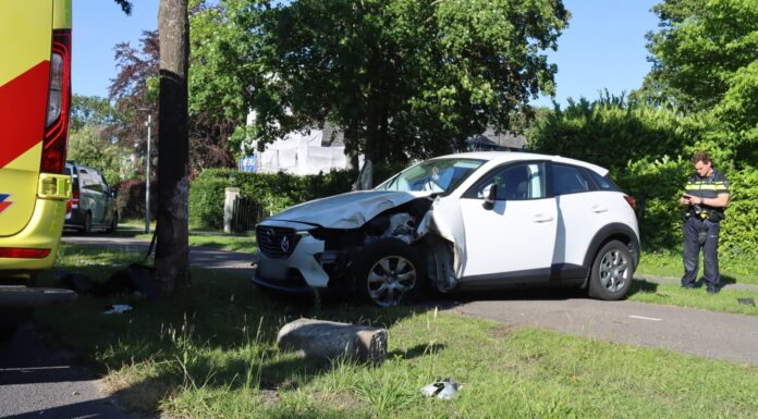Automobiliste onder invloed met naar ziekenhuis na botsing met boom