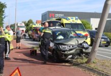 Bestuurder gewond na botsing op lantaarnpaal in Noordwijkerhout