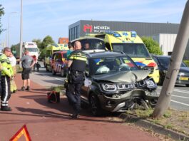 Bestuurder gewond na botsing op lantaarnpaal in Noordwijkerhout
