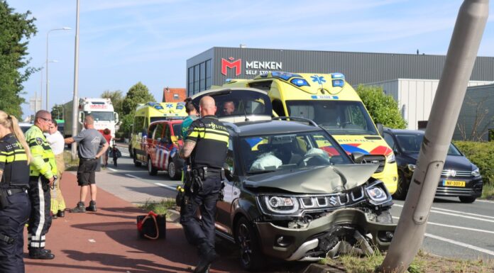 Bestuurder gewond na botsing op lantaarnpaal in Noordwijkerhout