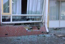 Noordwijk: auto rijdt woning in