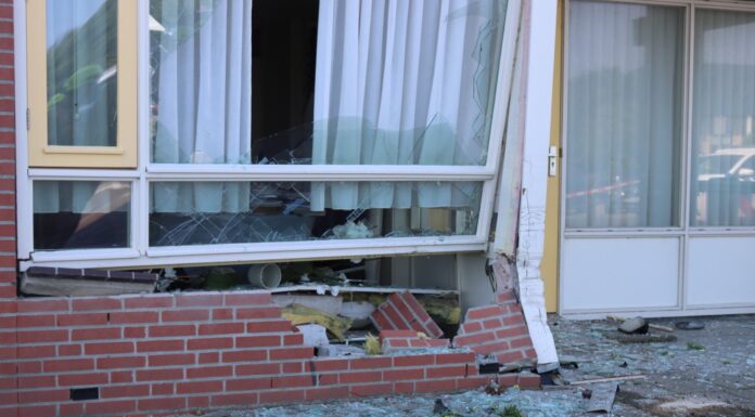 Noordwijk: auto rijdt woning in