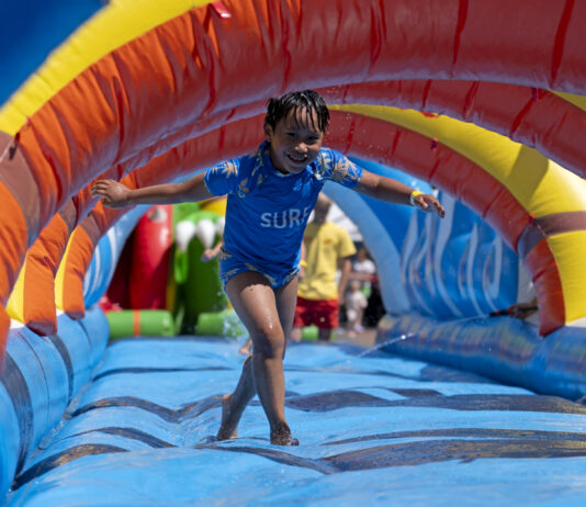 Kinderen leven zich uit tijdens Luchtkussenfestival in Voorhout