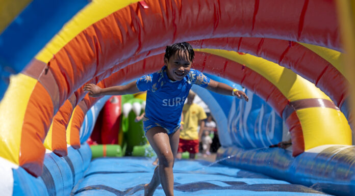 Kinderen leven zich uit tijdens Luchtkussenfestival in Voorhout