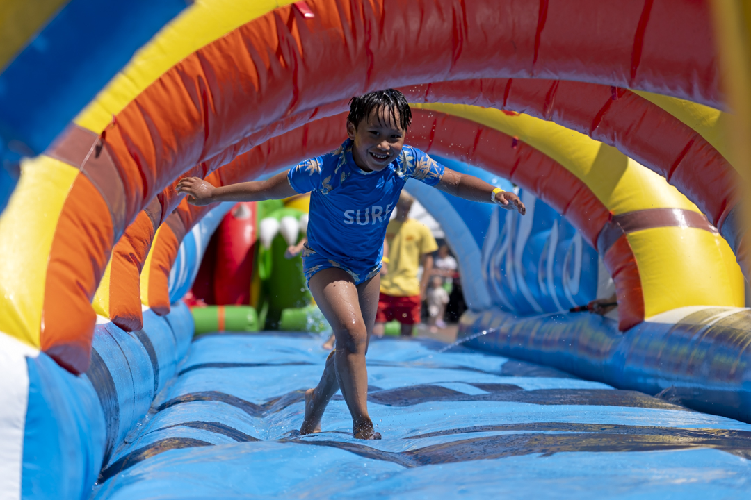 Kinderen leven zich uit tijdens Luchtkussenfestival in Voorhout
