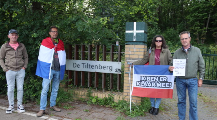Protesterenden bij mogelijke AZC-plek in de Tiltenberg